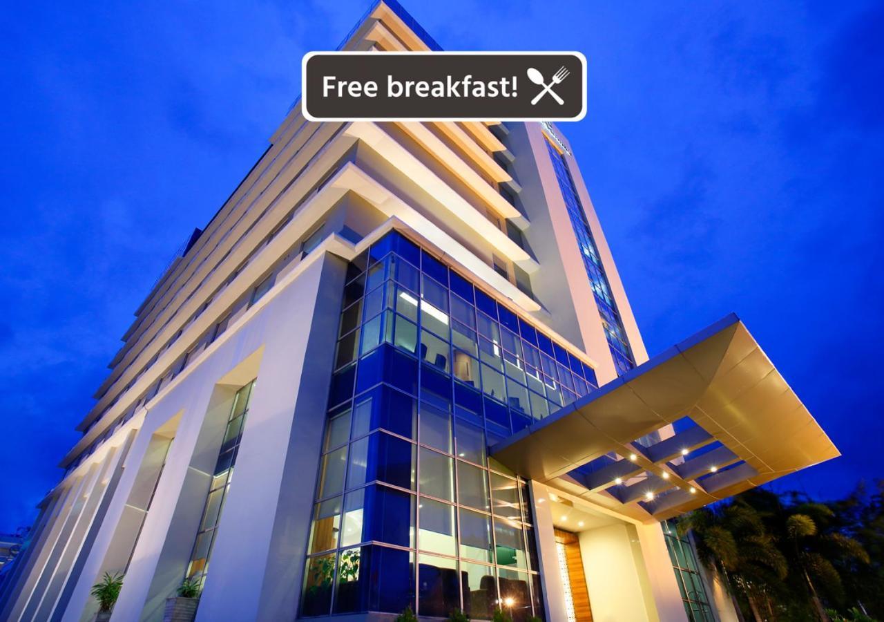 Hotel Santika Makassar Exterior photo