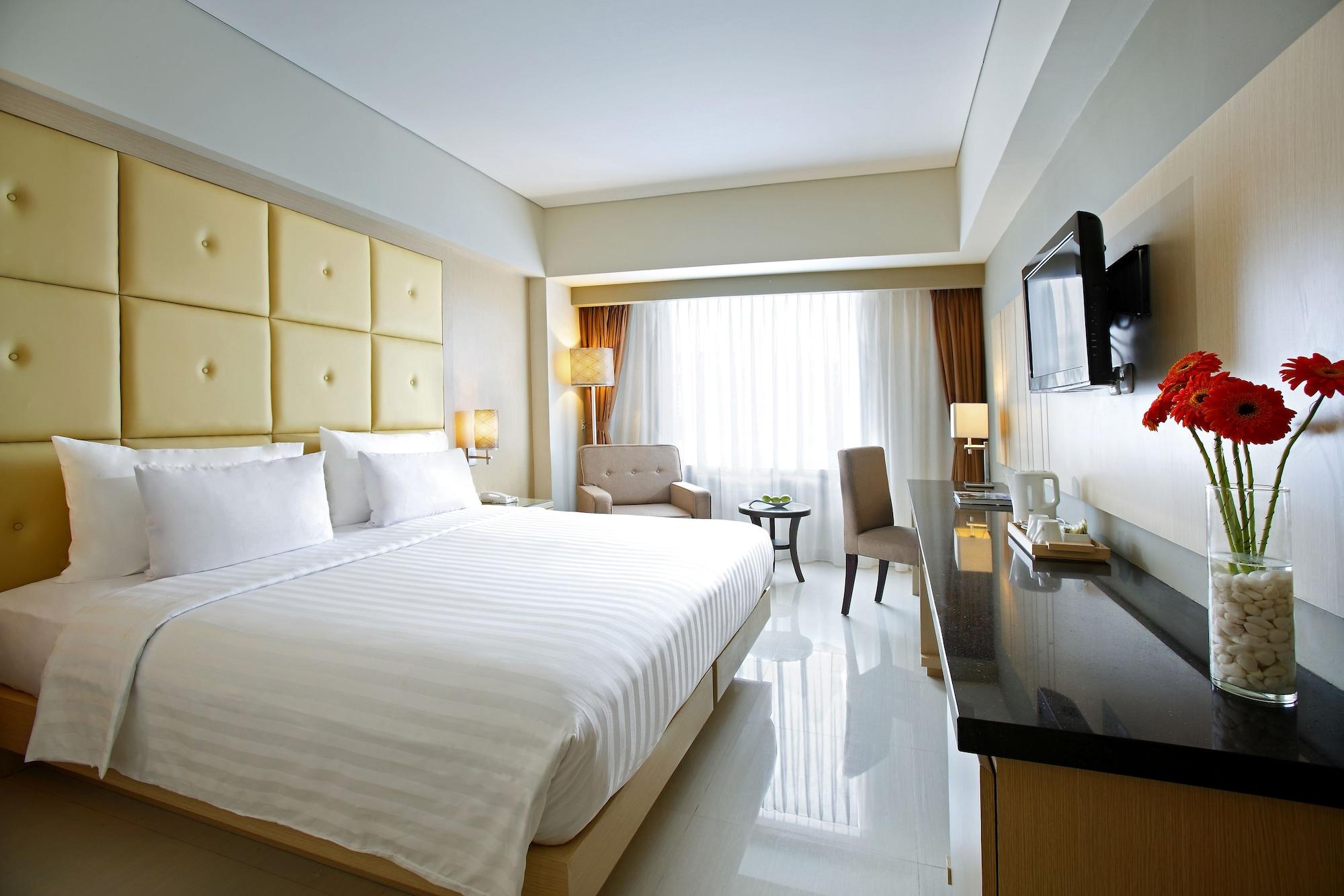 Hotel Santika Makassar Exterior photo