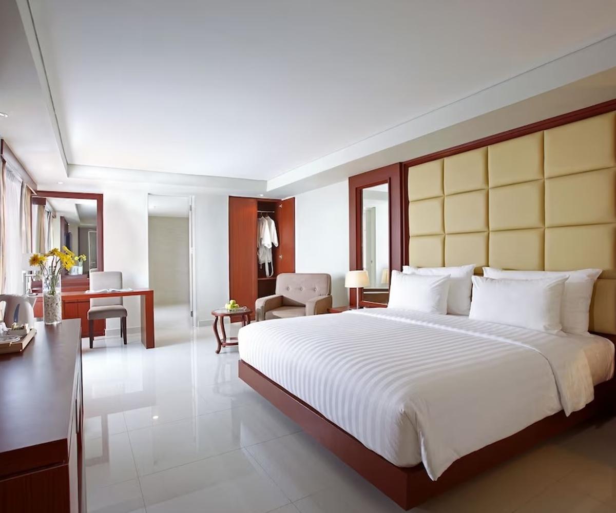 Hotel Santika Makassar Exterior photo