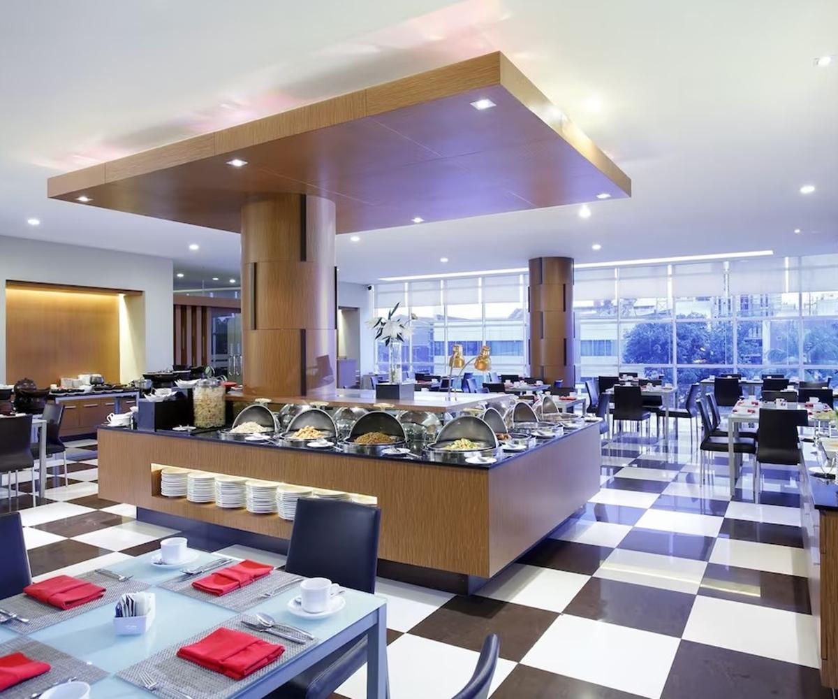 Hotel Santika Makassar Exterior photo