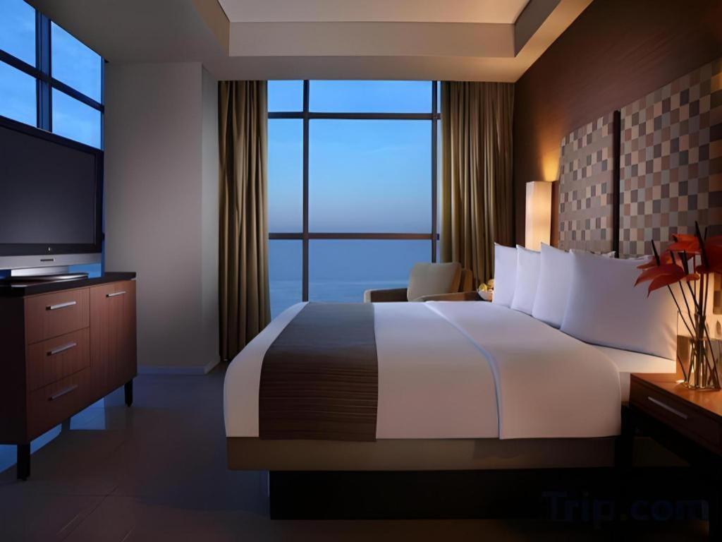 Hotel Santika Makassar Exterior photo