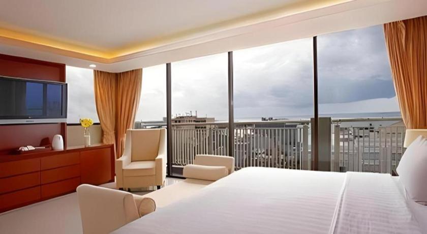 Hotel Santika Makassar Exterior photo