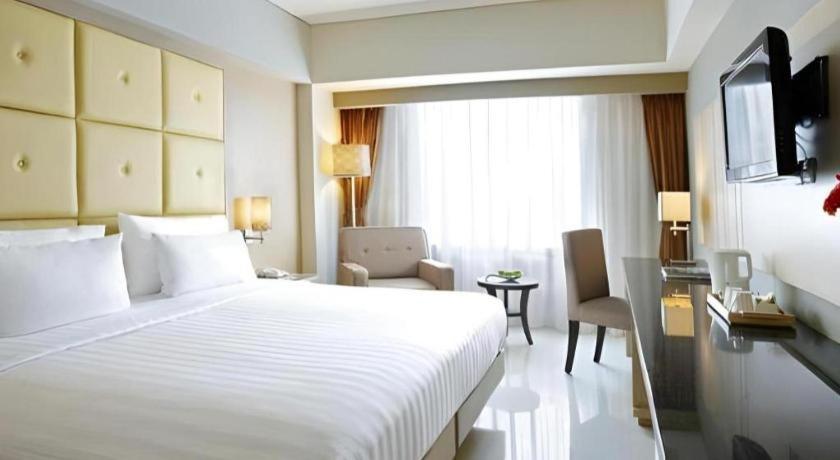 Hotel Santika Makassar Exterior photo